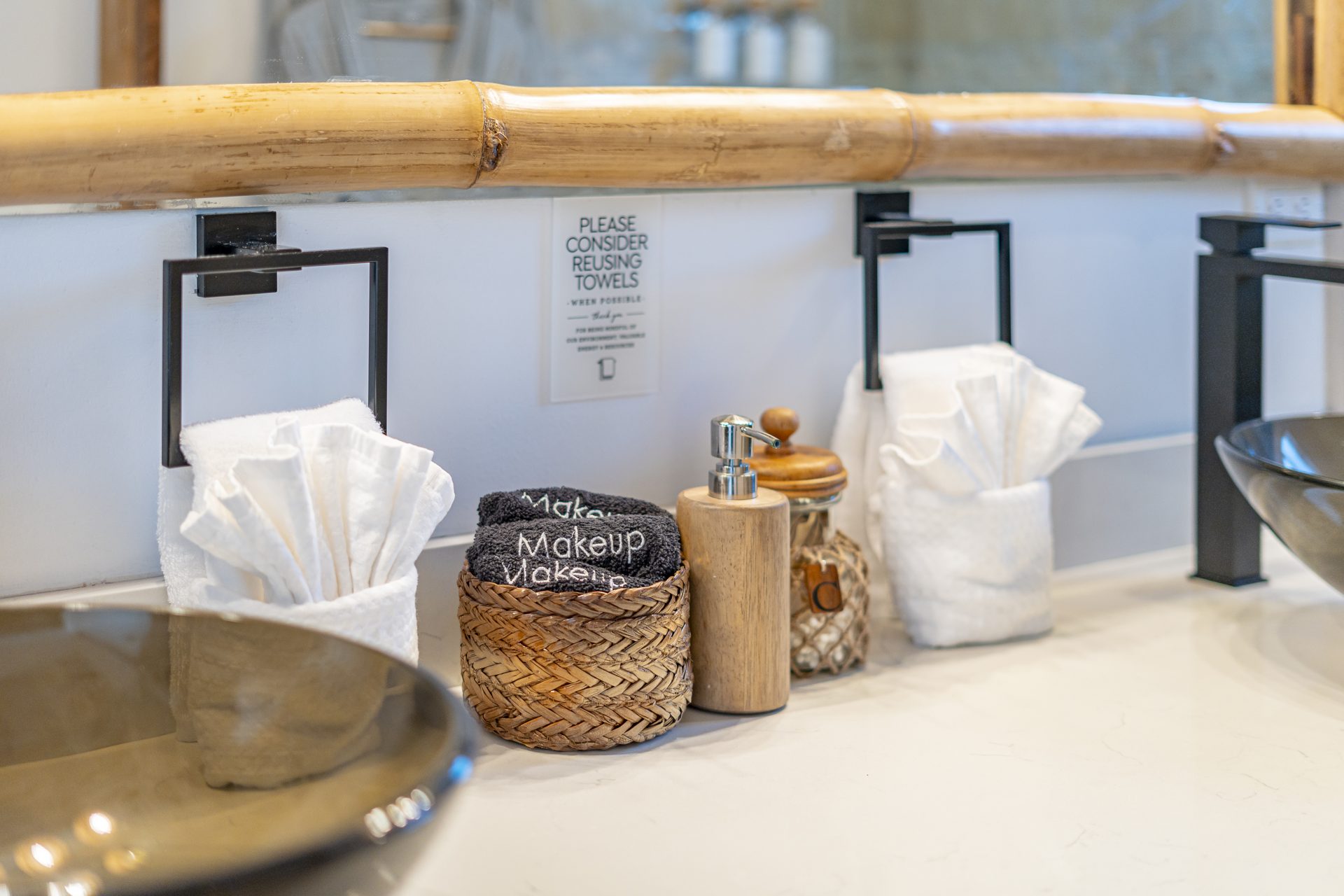 Vanity with rolled towels and toiletries in the Tarpon Room